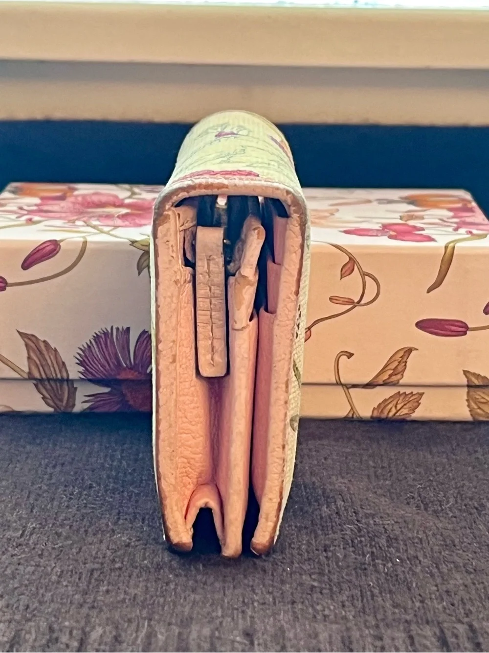 Gucci beautiful wallet